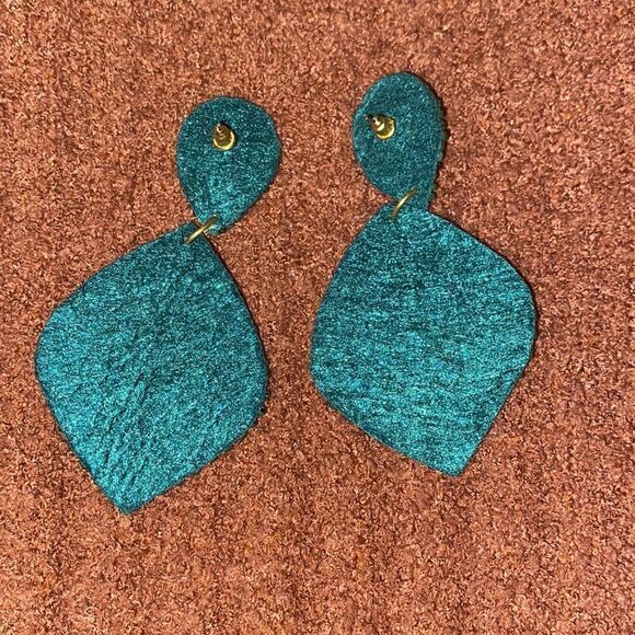 Emerald Green Beaded Earrings - Picture 4 of 5